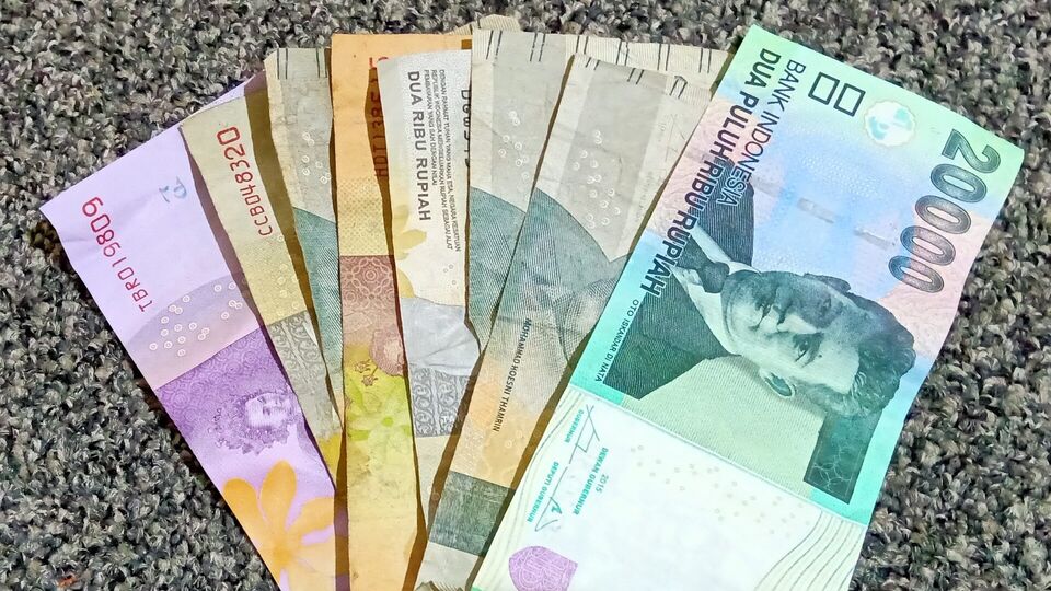 Lembaran uang kertas rupiah Indonesia dari pecahan kecil hingga besar