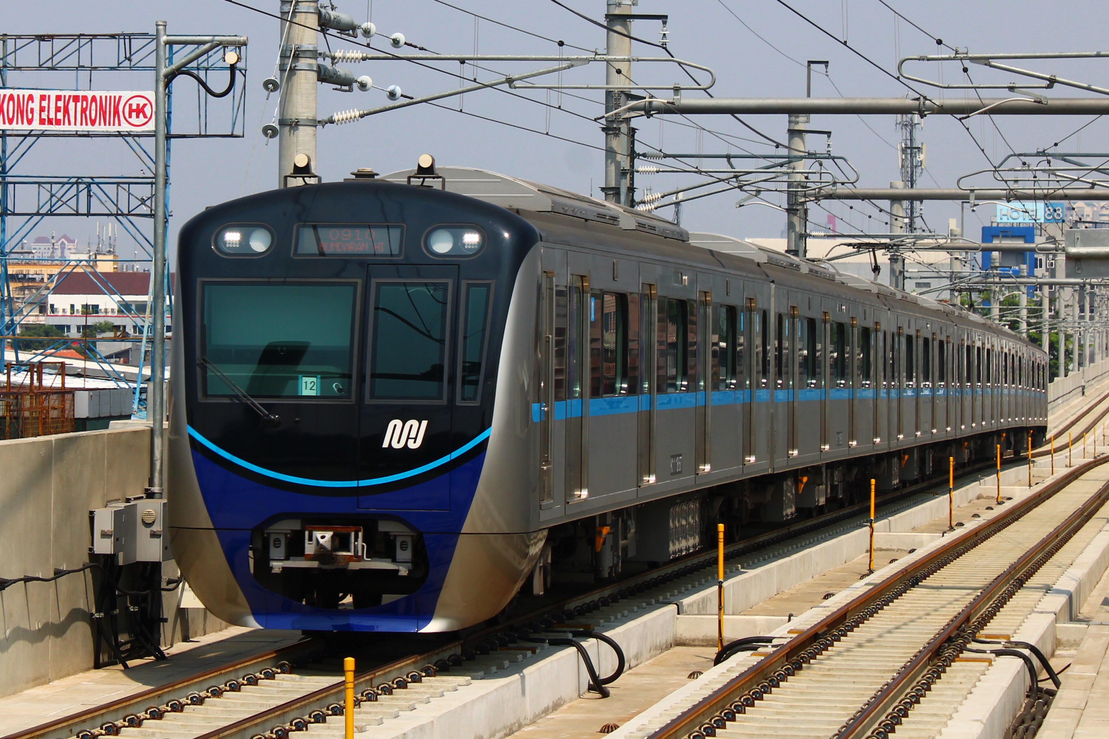 Kereta MRT Jakarta masuk Stasiun Blok A