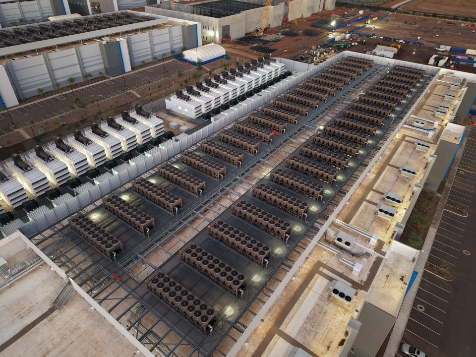 Deretan unit pendingin dan genset di atap sebuah pusat data