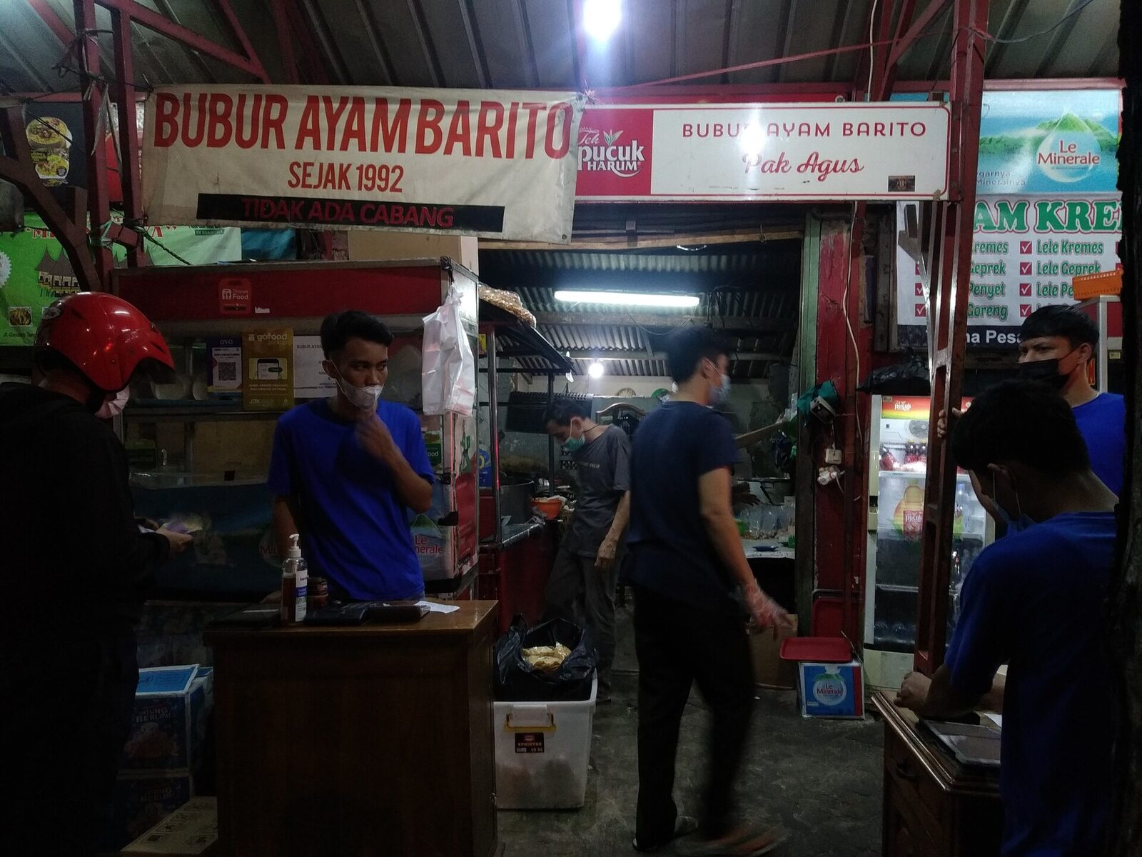 Warung bubur ayam Barito di Kebayoran Baru, Jakarta, yang ramai saat malam