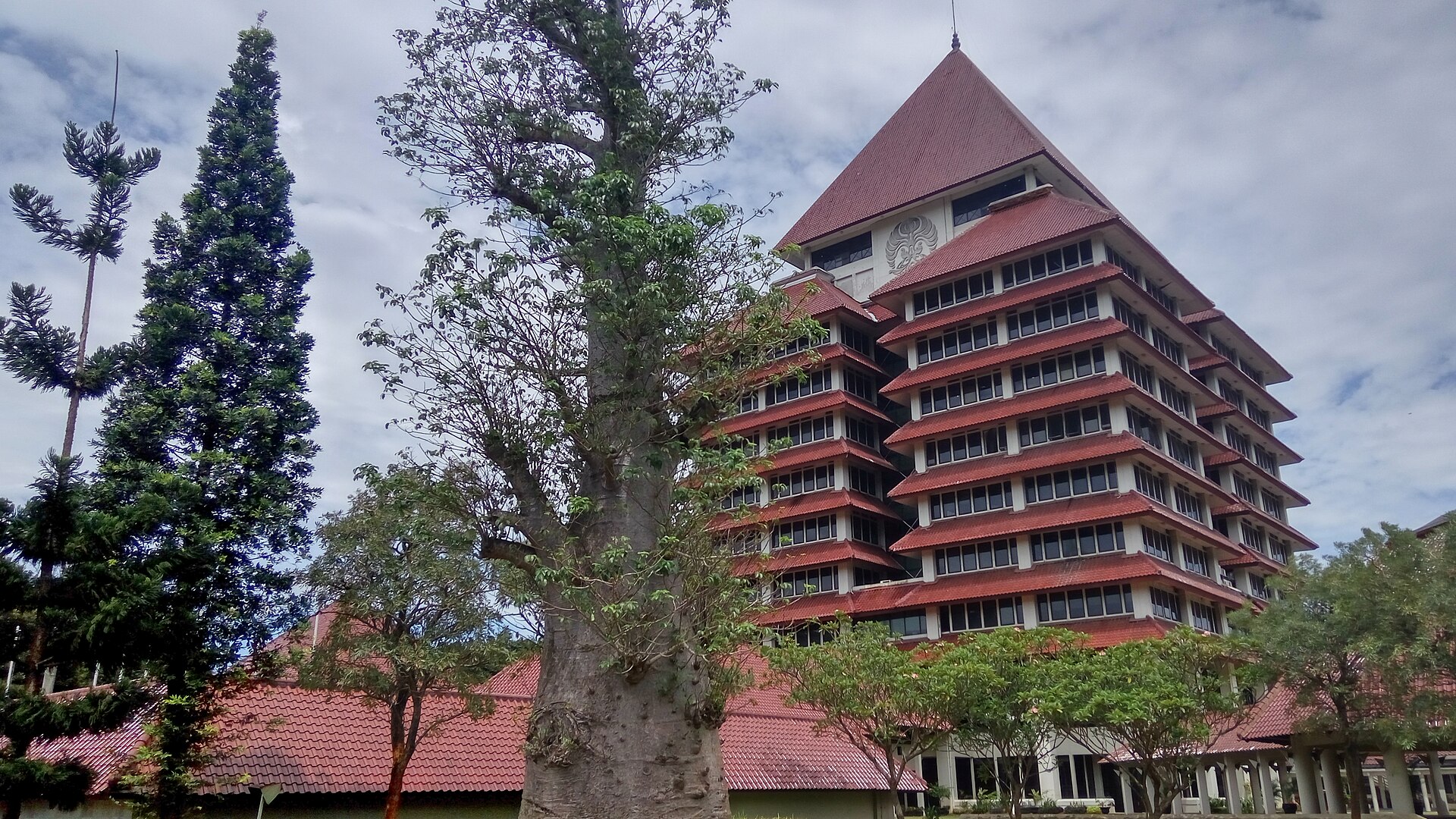 Gedung Rektorat Universitas Indonesia di kampus Depok