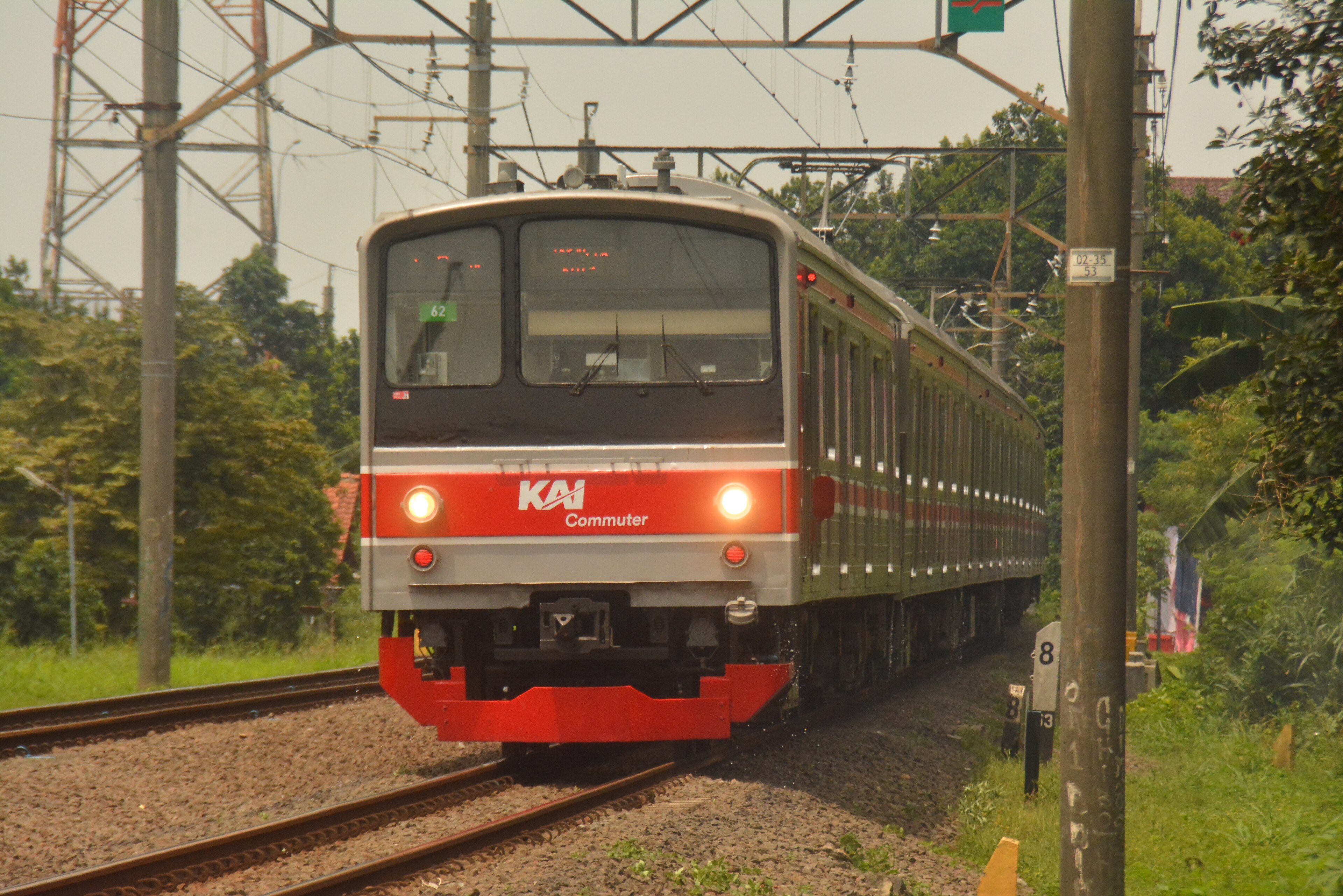 KRL 205 eks-Jepang melintasi jalur menuju Stasiun Bogor
