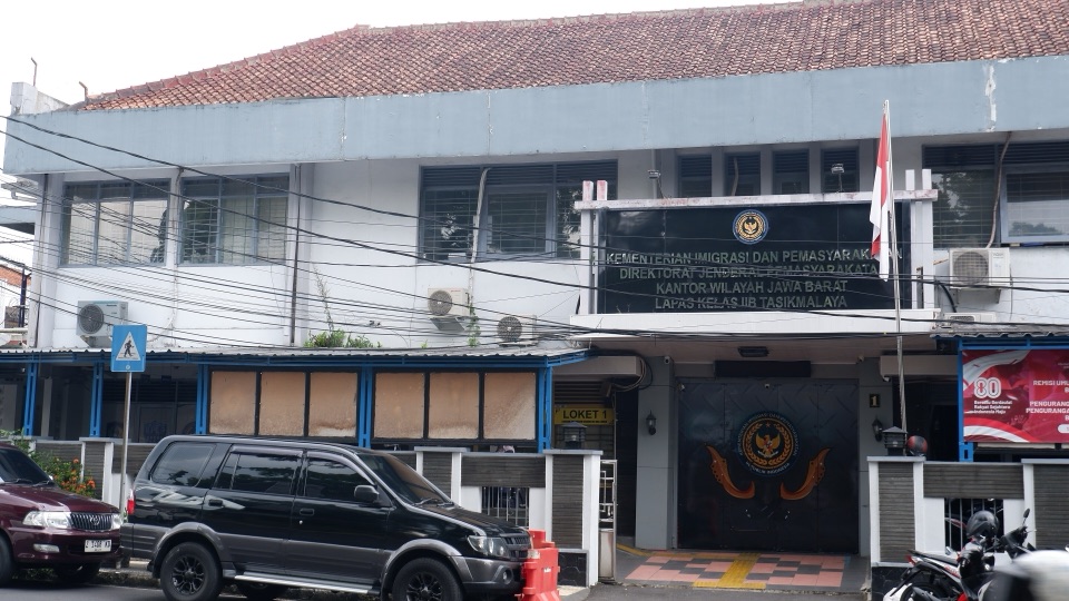 Gerbang Lembaga Pemasyarakatan Kelas IIB Tasikmalaya dengan lambang Garuda