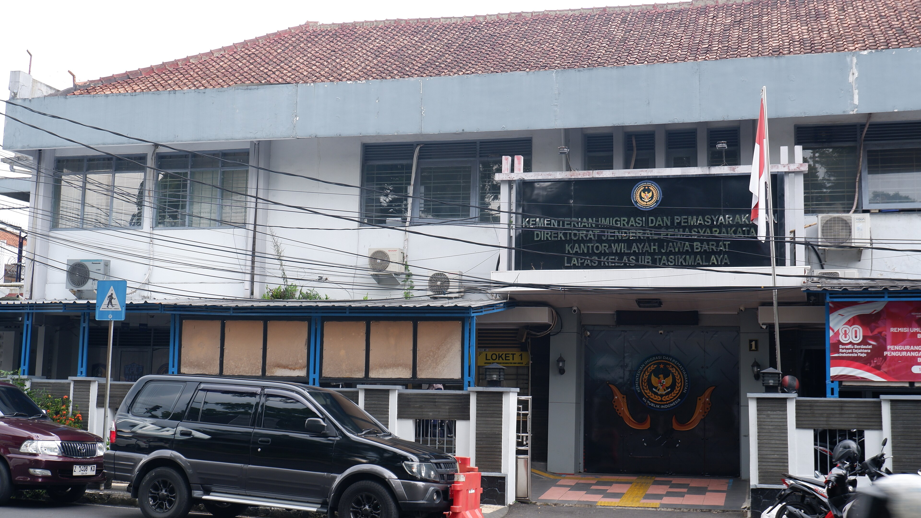 Gerbang Lembaga Pemasyarakatan Kelas IIB Tasikmalaya dengan lambang Garuda