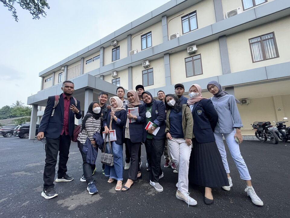 Mahasiswa Indonesia di depan gedung kampus