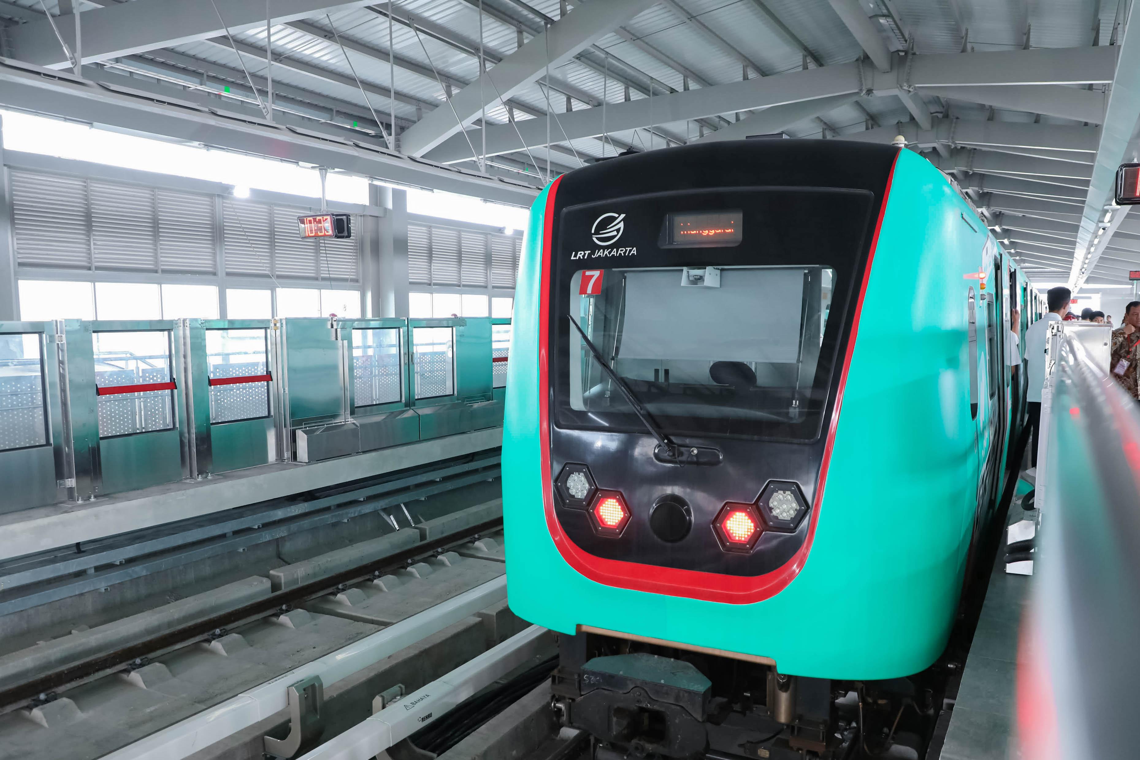 LRV LRT Jakarta saat uji coba di Stasiun Manggarai