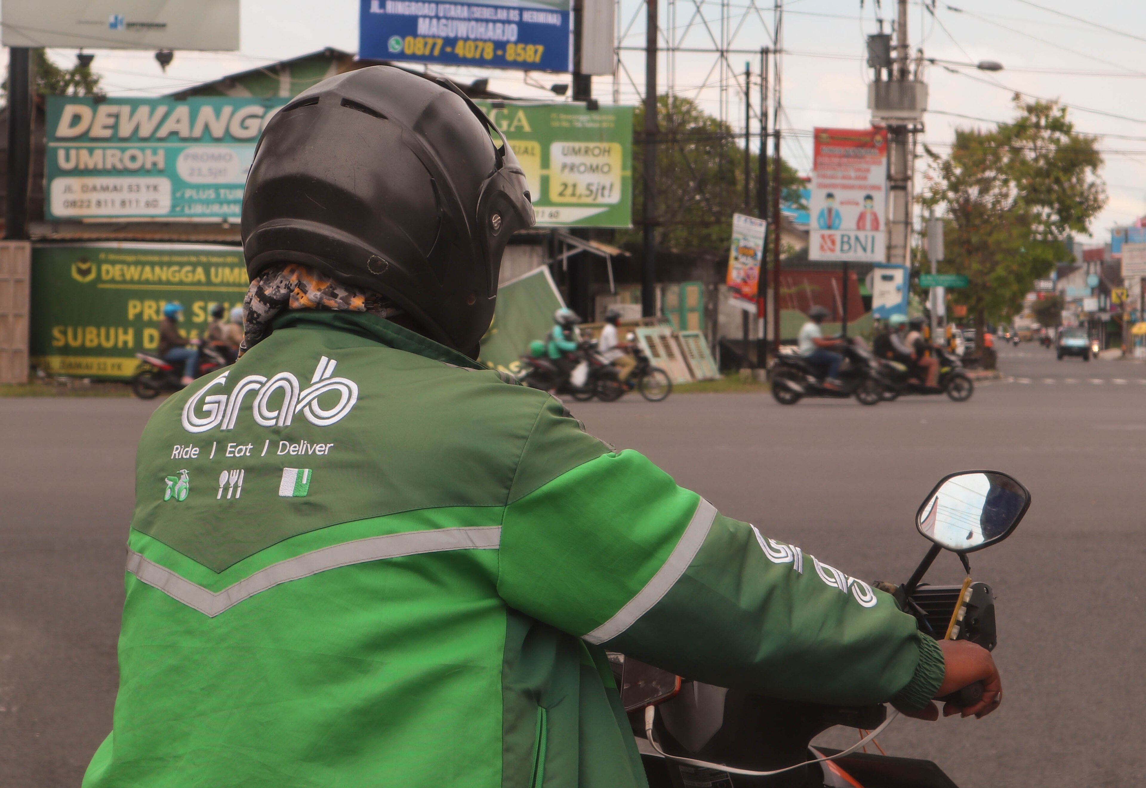 Pengemudi Grab melintas di jalan lingkar utara Yogyakarta