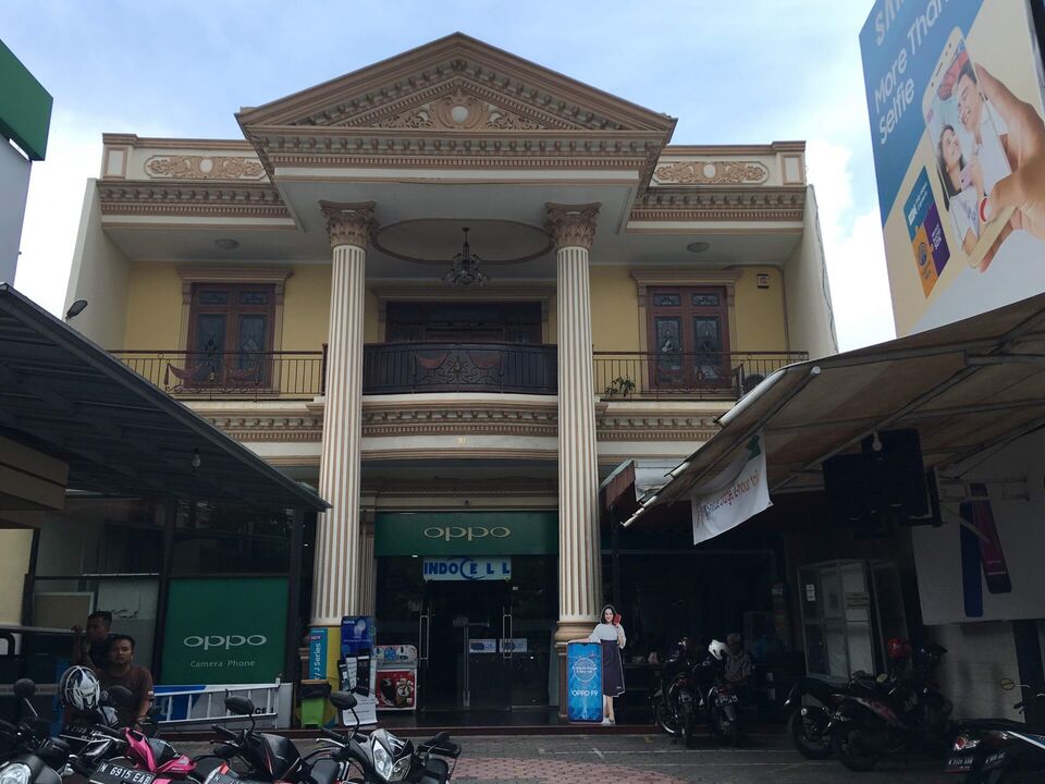 Deretan toko ponsel dan elektronik di kawasan pasar Malang, Jawa Timur