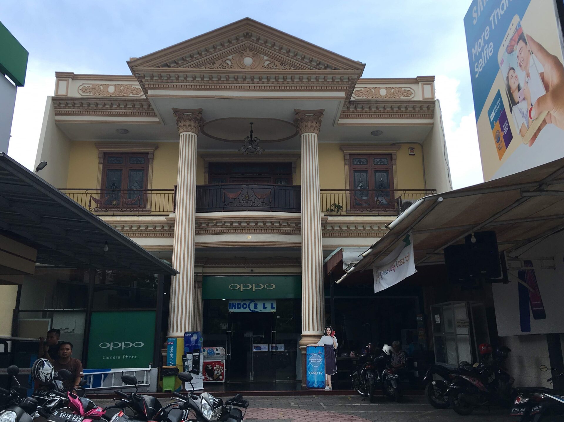 Deretan toko ponsel dan elektronik di kawasan pasar Malang, Jawa Timur