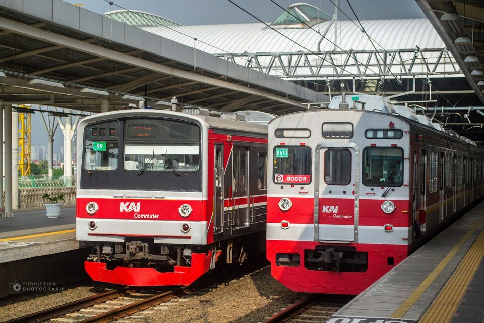 Rangkaian eks-Jepang JR205 dan Tokyu 8610F di Stasiun Manggarai